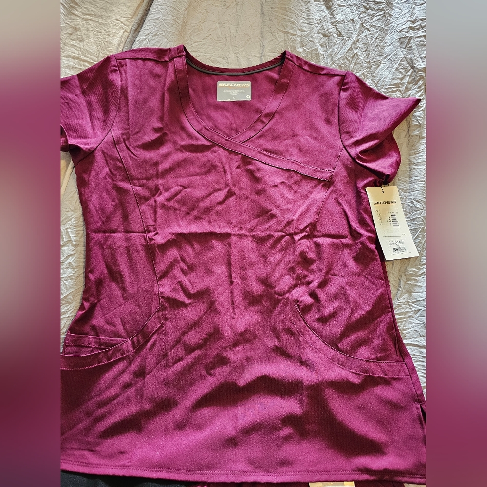 Skechers scrubs top